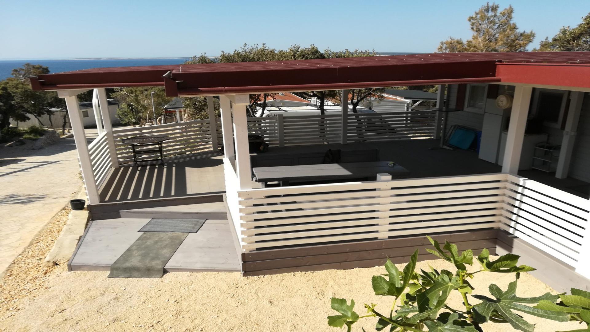 Leseni nadstreški - naravna eleganca za vaš dom