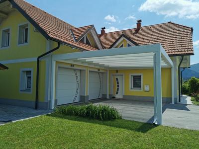 Moderen nadstrešek za avto