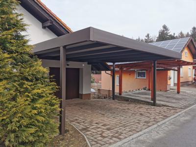 Leseni nadstrešek za avto