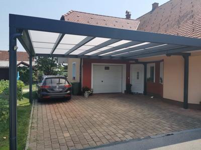 Moderen kovinski nadstrešek