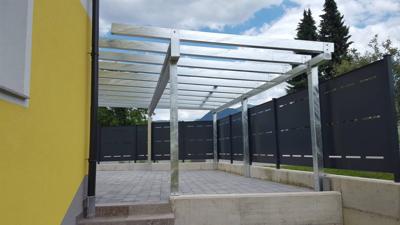 Nadstrešek za avto z modernim dizajnom