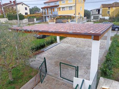 Nadstrešek za avto s stekleno streho