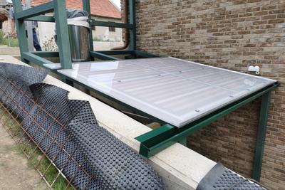 Modern nadstrešek za teraso s stekleno streho