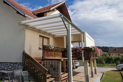 Sodoben nadstrešek za teraso s čistimi linijami