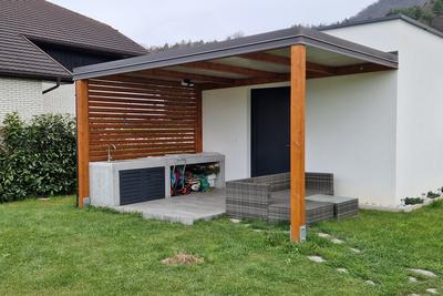 Minimalistični nadstrešek za teraso z ravno streho
