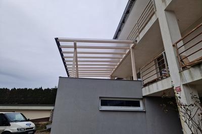 Sodobni nadstrešek za teraso s integrirano razsvetljavo