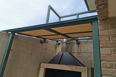 Eleganten nadstrešek za teraso z LED osvetlitvijo