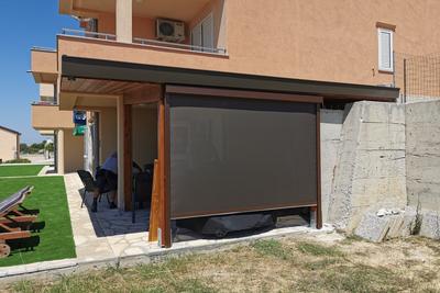 Sodoben nadstrešek za teraso z ravno streho