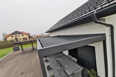 Nadstrešek za teraso z izoliranimi paneli