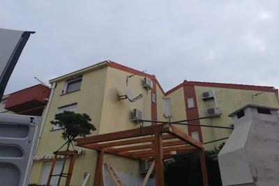 Eleganten nadstrešek za teraso z modernim dizajnom