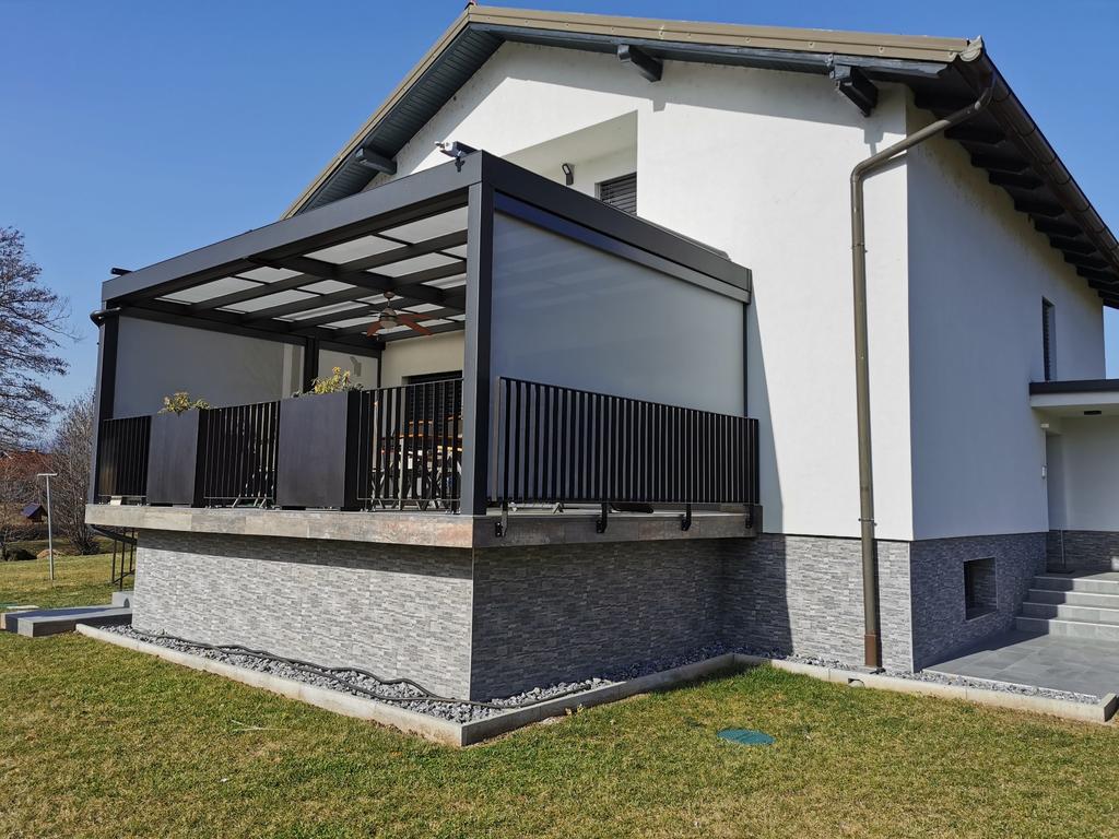 Screen senčilo na fasadi