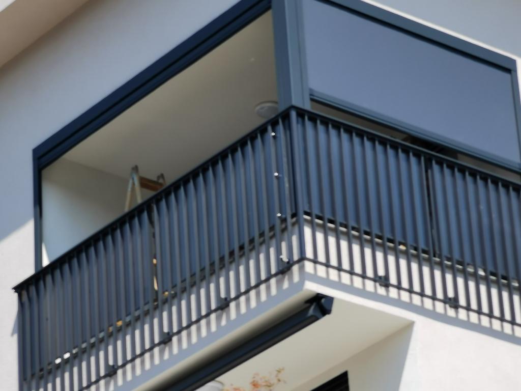 Screen senčilo na balkonu