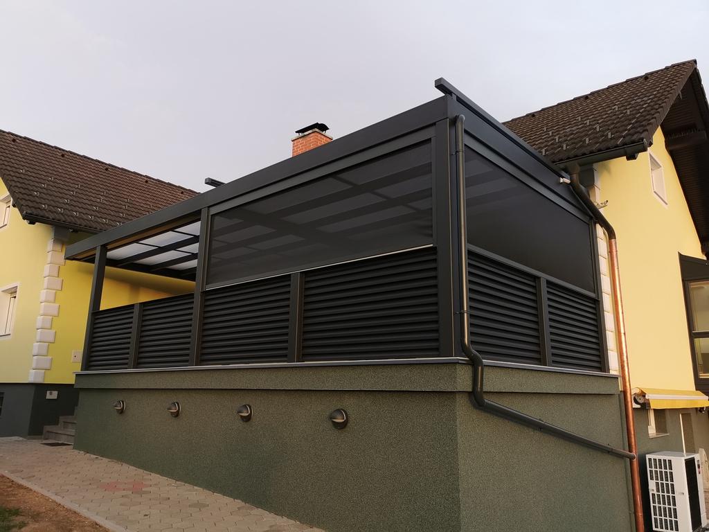 Screen senčilo v poslovnem prostoru